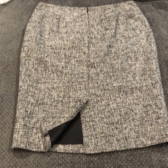 Liz Claiborne tweed pencil skirt.  Size 6 - Picture 2 of 6